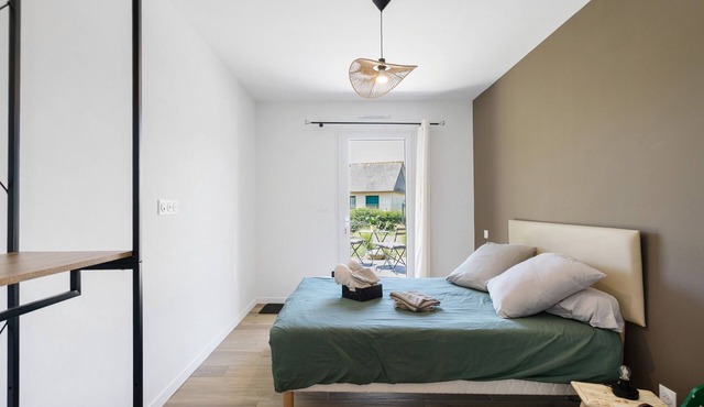 Guest Room 'Chambre Taupe' with Shared Pool, Communal Terrace and Wi-Fi