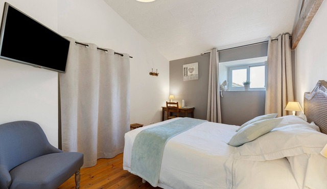Guest Room 'Eléonore - Aux Charmes D’antan' with Shared Pool, Terrace, and Wi-Fi
