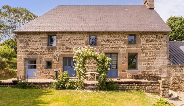 Historic house, parking, pets welcome