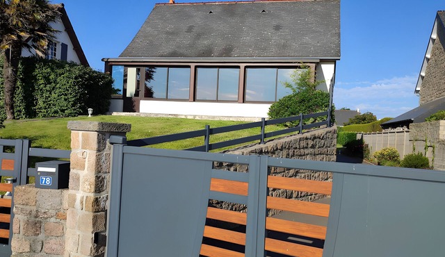 Holiday Home “Gîte for 10 in Barfleur” with Private Terrace, Garden & Wi-Fi