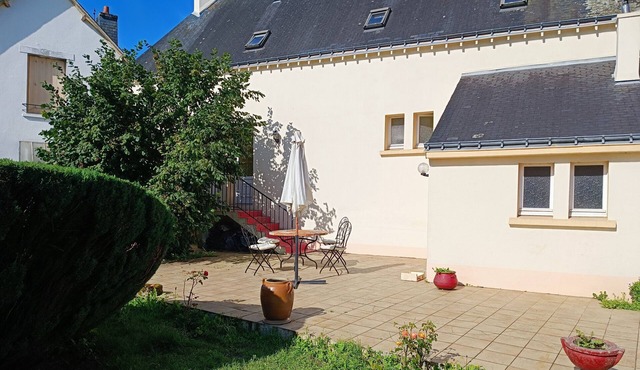 Holiday Home 'Maison Centre Ville De Auray - Gare' with Private Terrace and Shared Garden
