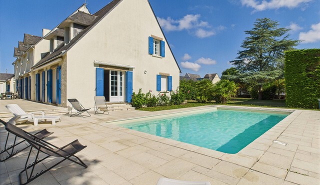 House 10 guests, pool & garden, beach 650 m away