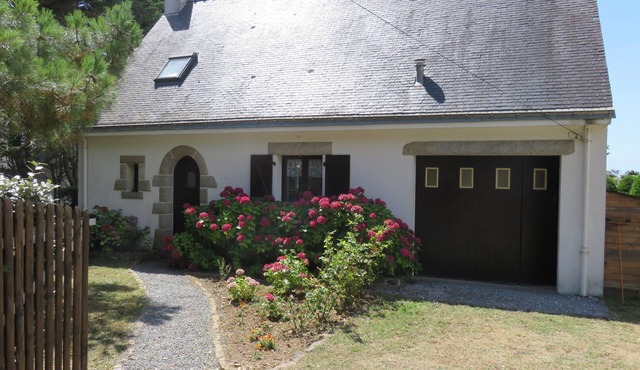 House facing the ocean 100 m² close to shops beach paths fishing slopes
