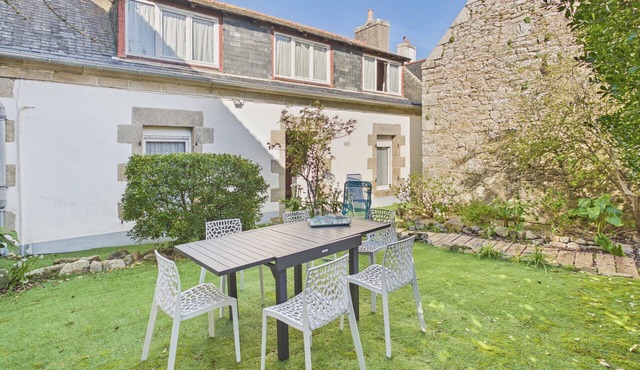 House for 4/6 near port, shops & beaches