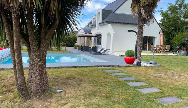 House of the Gulf of Morbihan with swimming pool 15 minutes from the beach