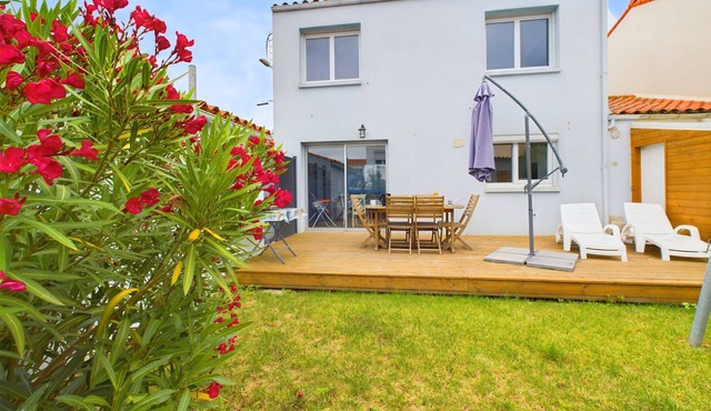 House with garden, beach 15 min walk - 6 guests