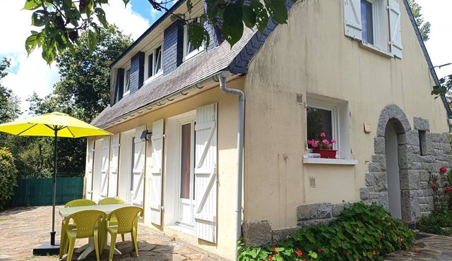 House with WIFI, nice garden 700m from the sea in PLEUMEUR - BODOU