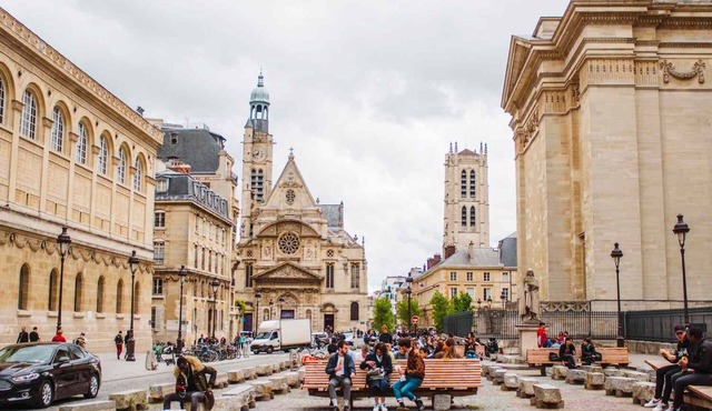 Ideally located between the Marais and the rue Oberkampf