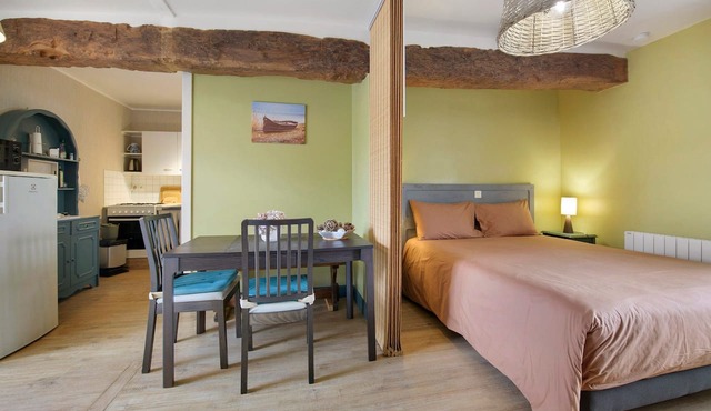Iris Cottage near Sainte-Mère-Église with Private Terrace and Wi-Fi
