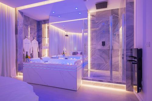 Jacuzzi Privatif, Lit Rond XXL, Suite Romance, Sofa Tantra, Jardin