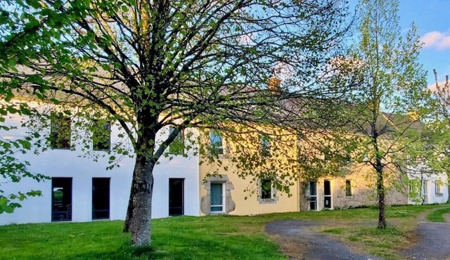 Just 15 minutes from the port of VANNES! A 15-person vacation rental in a quiet, idyllic setting