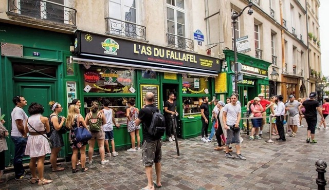 JUST A STONE’S THROW FROM THE ICONIC PLACE DES VOSGES - LE MARAIS - 3 BEDROOM