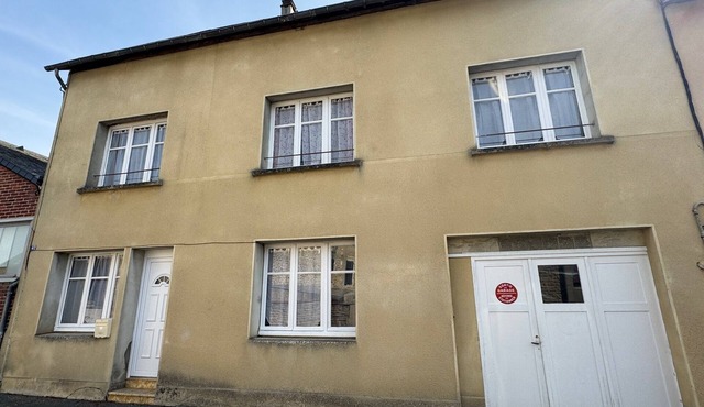 Large 5 Bedroom Townhouse - Heart of town