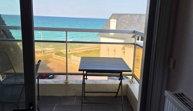 LARGE BEACHFRONT DUPLEX FOR 6 PEOPLE, 3 BEDROOMS, 2 BATHROOMS, PARKING