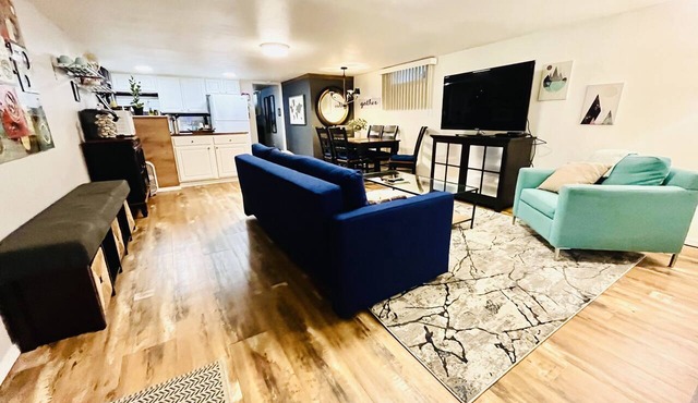 Large Modern 2 Bedroom near Ocean, Airport, and Seattle with private garage