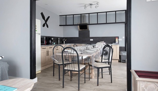 Le Dauphin – Holiday Home for 8 Guests, 3 Bedrooms, 400 m from the Sea