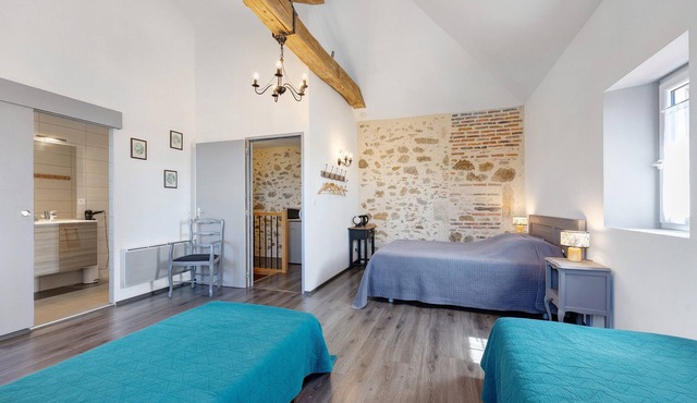 Les Carmes Guest Room: “Lorette” Family Room for 4 with Shared Garden and Wi-Fi