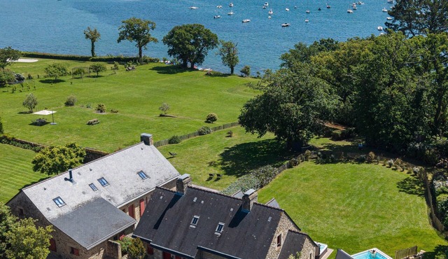Les Jumelles - Two waterfront spa homes