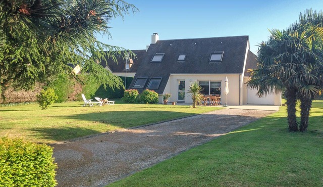 Lovely home in Quettehou with WiFi