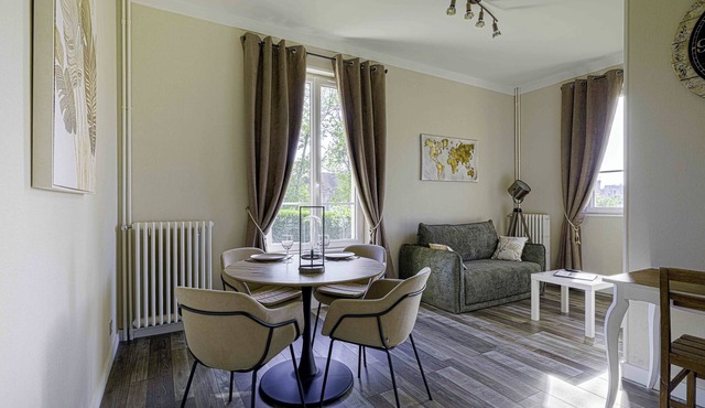 Luxurious 2-bedroom apartment in Falaise town center, private parking, EV charging station
