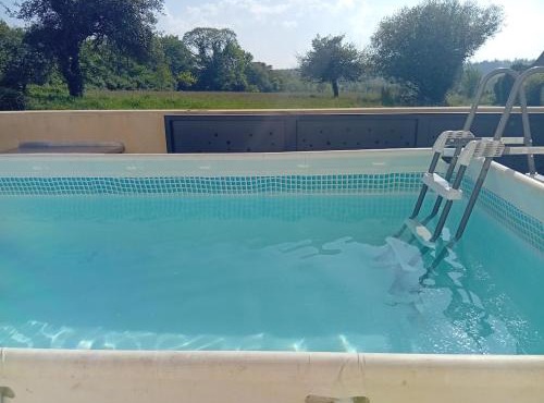 Maison avec piscine dans petit village House in small village