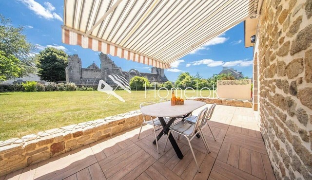 Maison en pierre dans un hameau privé