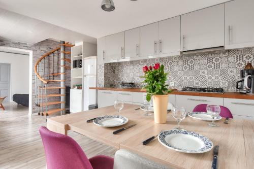 Maison pour 7 à 100m de la plage - Jardin