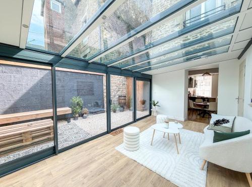 Maison rénovée avec patio Gare & centre à pied