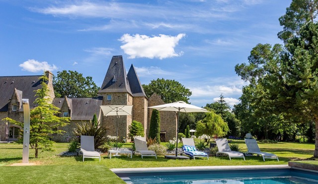 Manoir de Pléac - Gîte Le Chêne with heated swimming pool.
