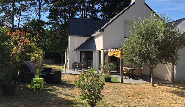 Modern family house 8 pers, fully equipped, 10 min walk to beach Lanseria