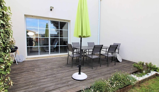 Modern house in Saint-Pierre-d'Oléron with garden, near port and beaches, sleeps 4