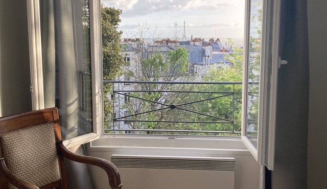 MONTMARTRE PARIS VIEW, SACRE-COEUR 30–60 days ahead? Private offer EIF-VBp