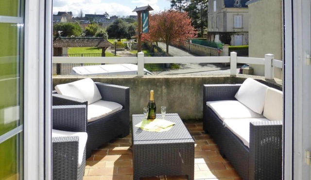 Nice holiday apartment 20 m from the beach, Arromanches-les-Bains