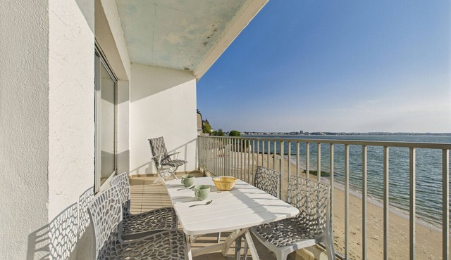 Oceanfront balcony for 4 – direct beach access
