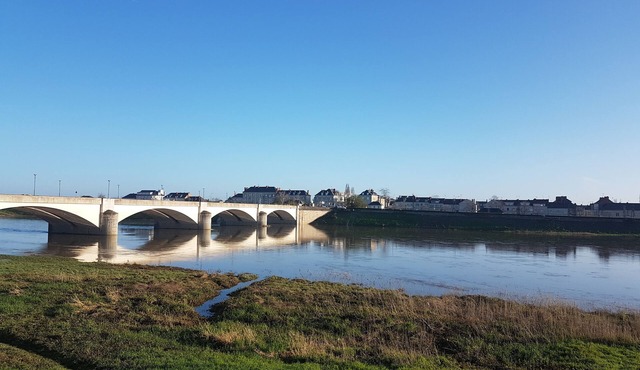 On the Ile d'Offard in a quiet neighborhood 10 minutes from the town center and train station