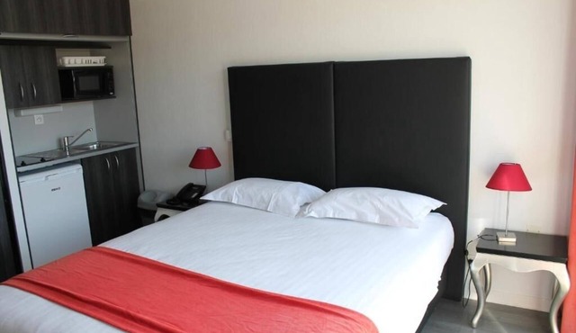 Pet-friendly Property! Outdoor Swimming Pools Near Parc du Château de Careil