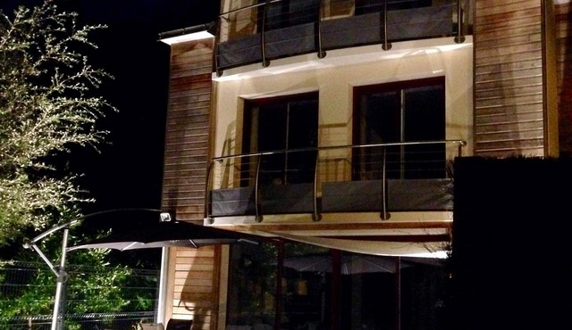 Pretty sea view villa, 30m beach in dead end. 300m downtown & shops.
