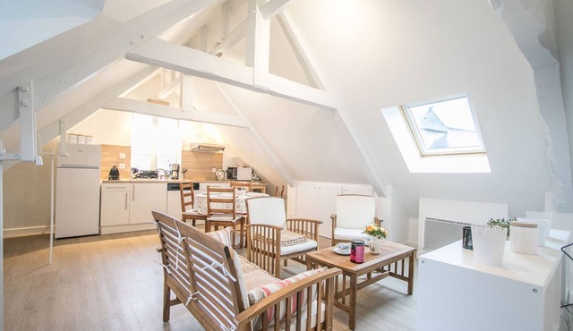 Quiet apartment in Bayeux 9km from beach