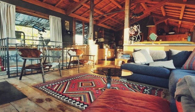 Quiet, atypical wooden house in the countryside near a village with shops