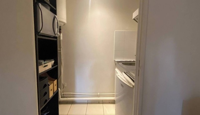 QUIET, COSY STUDIO IN SURESNES