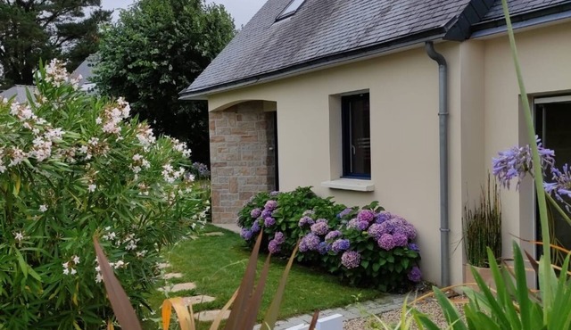 Quiet house between gulf and ocean close to shops Enclosed garden private parking