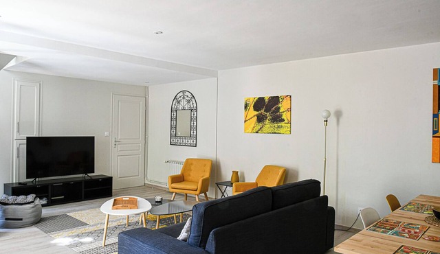 Quiet, spacious house close to all amenities and lush countryside