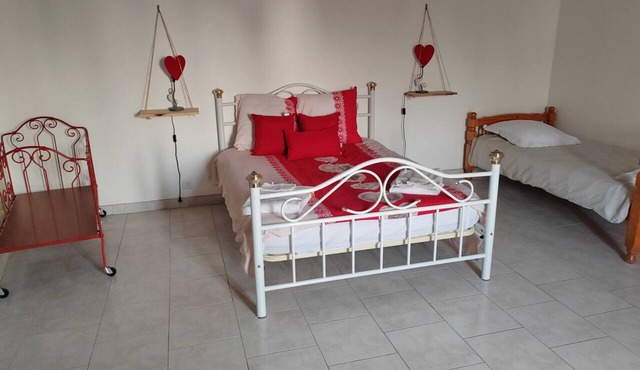 Red Room 20m² Private Bathroom with Brunch