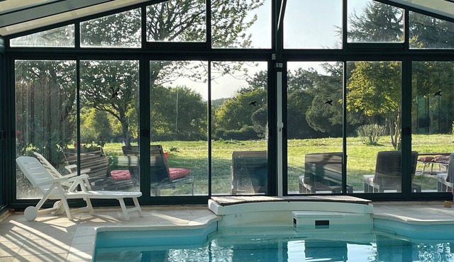 Romantic mini villa - heated pool and wooded park -Les Hauts de Locmiquel