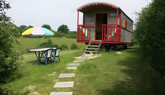 “Roulotte Pleine Nature” Guest Room with Private Terrace, Garden, and Balcony