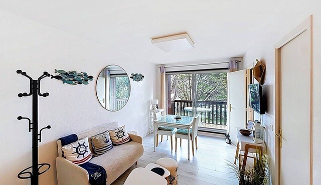 Sea-View Studio with Balcony, Private Parking & Bikes - Sleeps 4