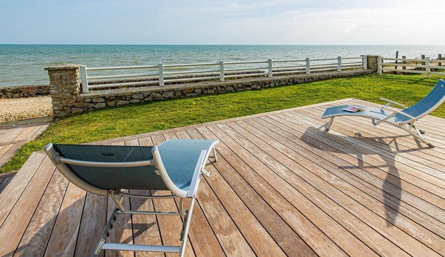 Seafront House with Direct Beach Access in Quinéville