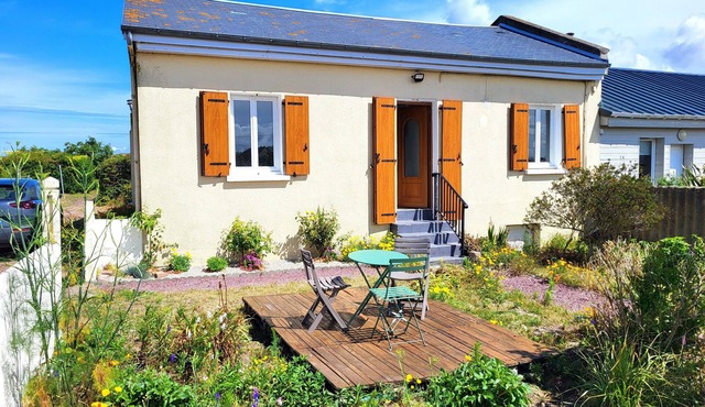 Seaside, Les Fleurs Holiday Home with Shared Terrace, Private Garden and Wi-Fi