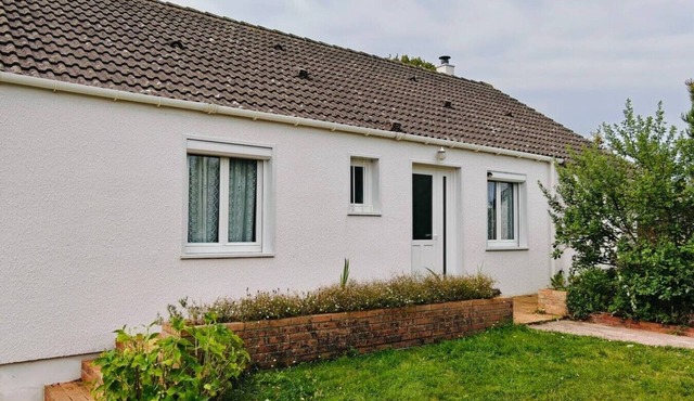 Single-storey house near beach and shops