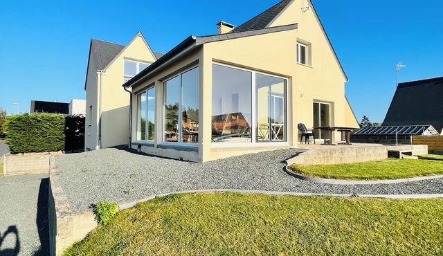 Spacious house near the sea